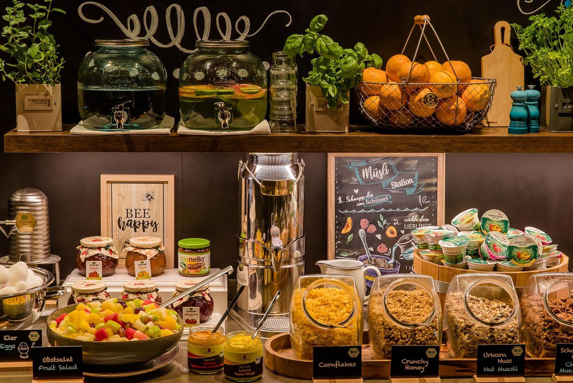 Motel One Luebeck Esterno foto